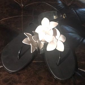 NWOT Black Sandal with Pretty White Flowers🐚🐚